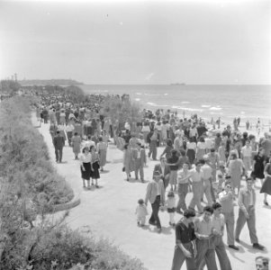 Tel Aviv op sabbathmorgen Wandelend publiek langs het strand met op de achtergr, Bestanddeelnr 255-1360 photo