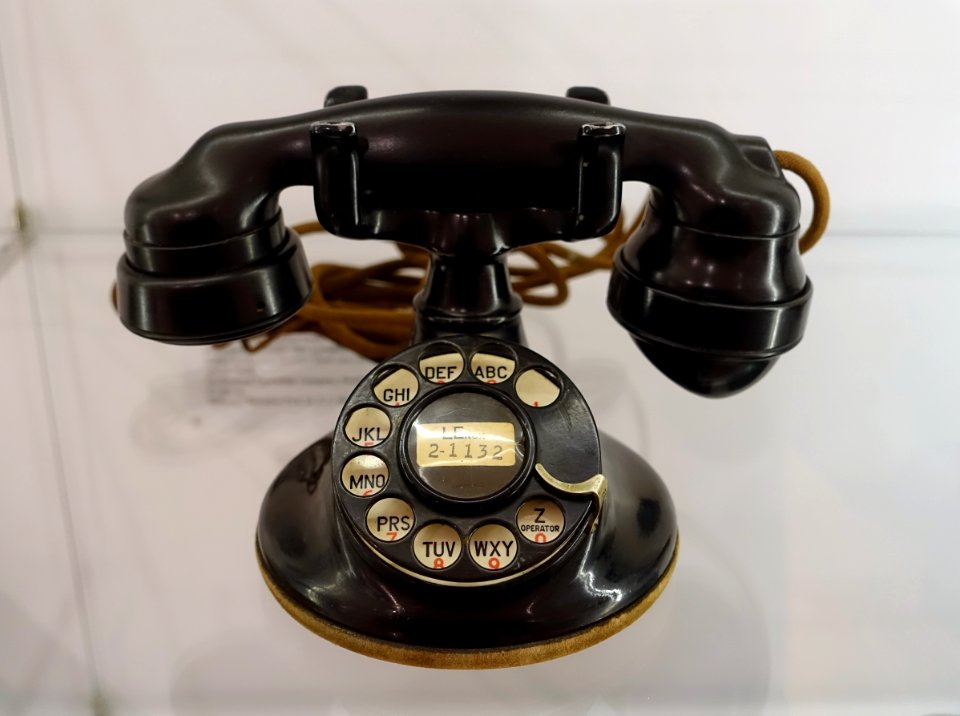 Telephone, Model 102, designed by Henry Dreyfuss, Western Electric Company, New York City, 1928, Bakelite case, metal - Museum für Angewandte Kunst Köln - Cologne, Germany - DSC09623