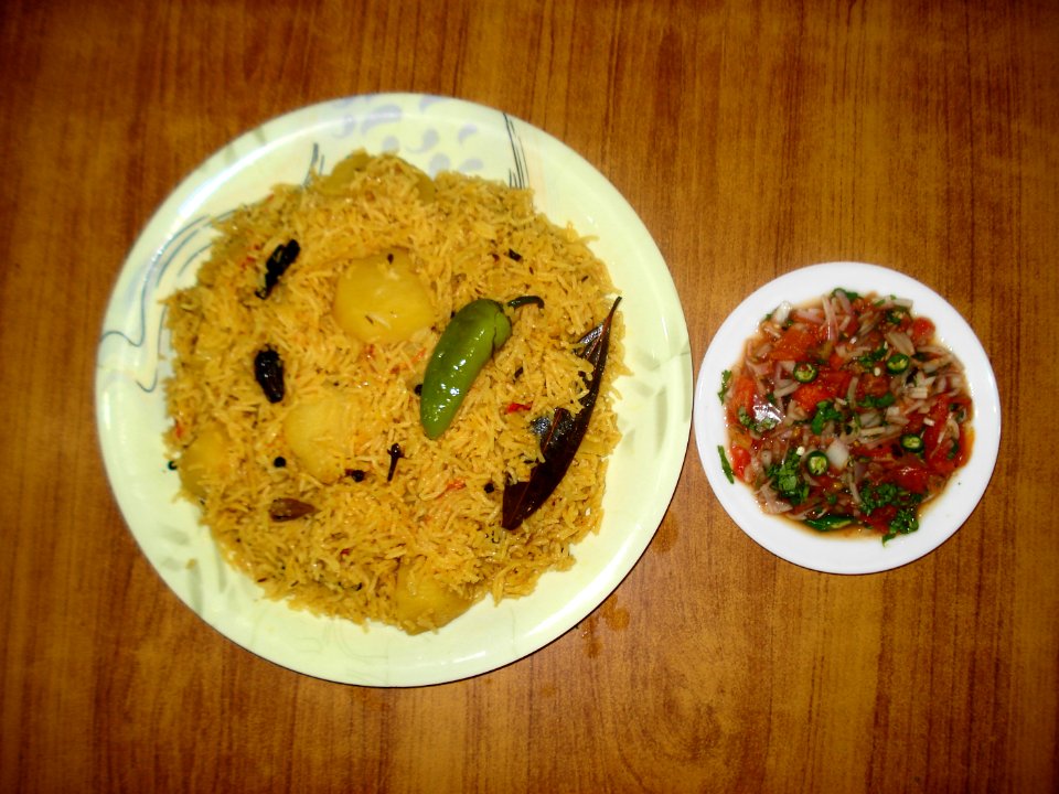 Tehri With Kachumbar Salad