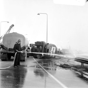 Tankauto van Mobil is gekanteld, hoek Middenweg, Gooiseweg bij Diemen te Amsterd, Bestanddeelnr 922-1444