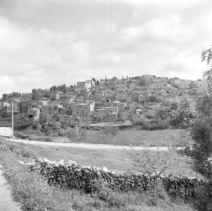 Tegen de heuvel gebouwde woningen van Abu Ghosh, een dorp aan de weg van Tel Avi, Bestanddeelnr 255-0875 photo