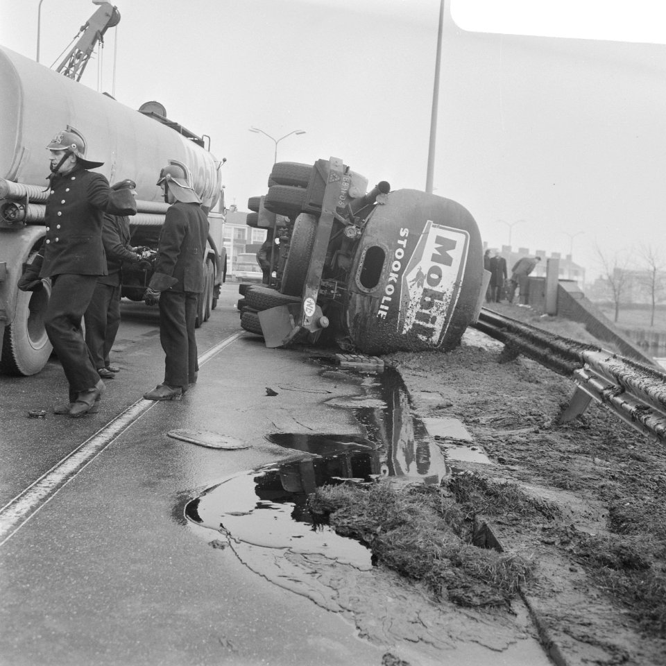 Tankauto van Mobil is gekanteld, hoek Middenweg, Gooiseweg bij Diemen te Amsterd, Bestanddeelnr 922-1448