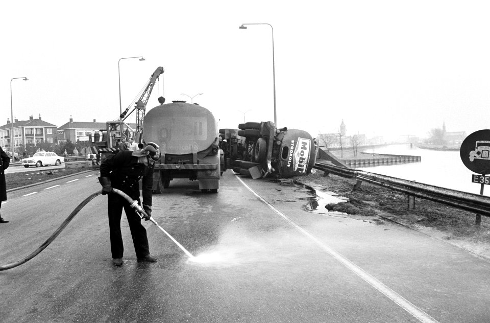 Tankauto Mobil is gekanteld, hoek Middenweg-Govisewe bij Diemen Amsterdam, brand, Bestanddeelnr 922-1452