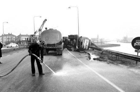 Tankauto Mobil is gekanteld, hoek Middenweg-Govisewe bij Diemen Amsterdam, brand, Bestanddeelnr 922-1452