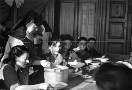 Tehuis in Duitsland voor Joodse mensen, die ontslagen zijn uit concentratiekampe, Bestanddeelnr 901-5585 photo