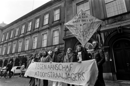 Tegenstanders aankoop atoomstraaljagers demonstreren op Binnenhof demonstranten, Bestanddeelnr 927-7432