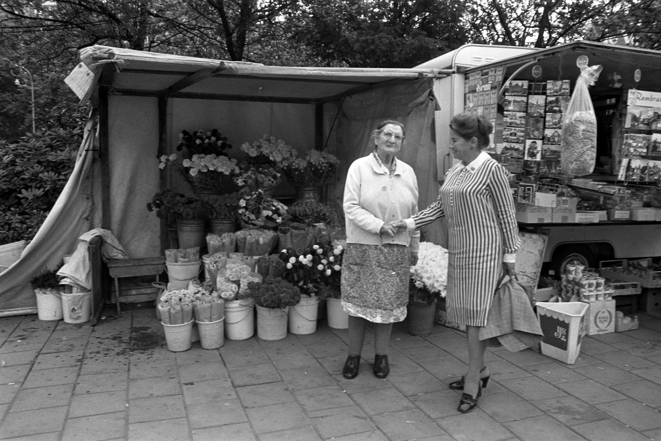 Tante Saar 60 jaar met bloemenstal op Rembrandtplein te Amsterdam, Bestanddeelnr 925-7322