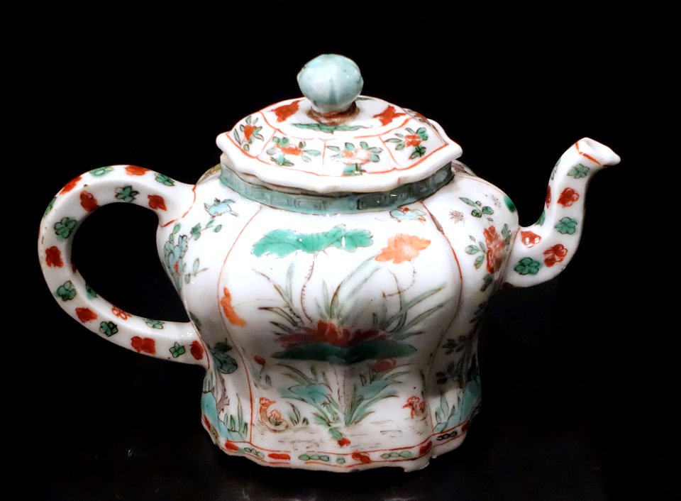 Teapot in European shape, China, Qing dynasty, Kangxi period, 1662-1722 AD, porcelain famille verte - Östasiatiska museet, Stockholm - DSC09522
