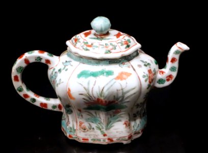 Teapot in European shape, China, Qing dynasty, Kangxi period, 1662-1722 AD, porcelain famille verte - Östasiatiska museet, Stockholm - DSC09522