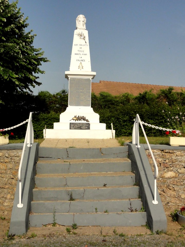 Teillé (Sarthe) monument aux morts