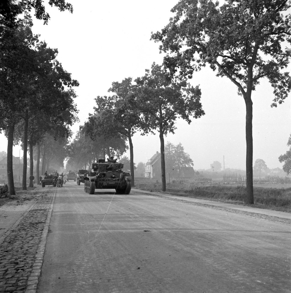 Tankeenheden van de Irish Guards trekken op door de corridor richting Nijmegen, Bestanddeelnr 255-9042