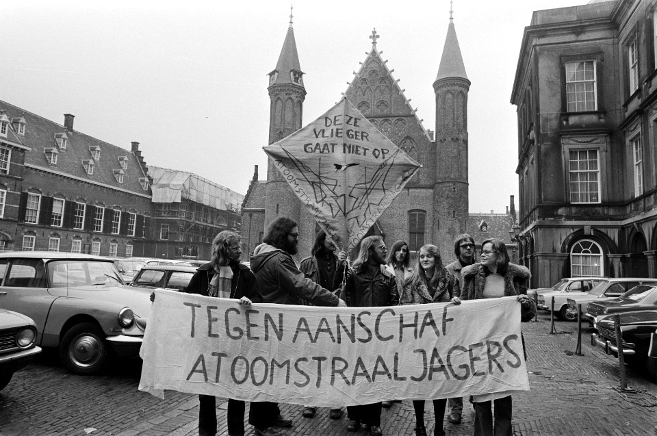 Tegenstanders aankoop atoomstraaljagers demonstreren op Binnenhof demonstranten, Bestanddeelnr 927-7431
