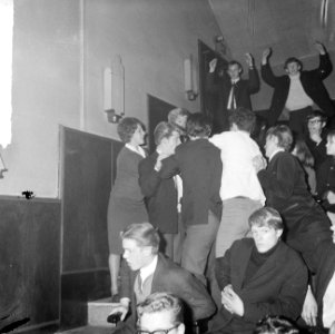 Teenagerrel in Citytheater, de verhitte teenagers worden zaal uitgegooid, Bestanddeelnr 917-2978