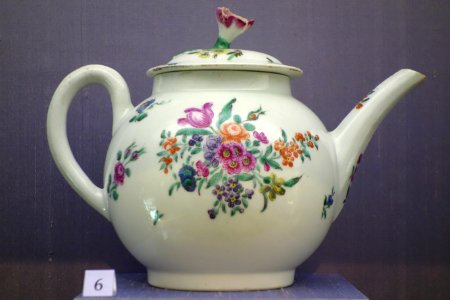 Teapot with floral sprays, Worcester, c. 1770, soft-paste porcelain - California Palace of the Legion of Honor - DSC07638
