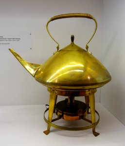 Teapot with rechaud, designed by Jan Eisenloeffel, Overveen, Netherlands, 1900-1902, brass, rattan, wood - Museum für Angewandte Kunst Köln - Cologne, Germany - DSC09591
