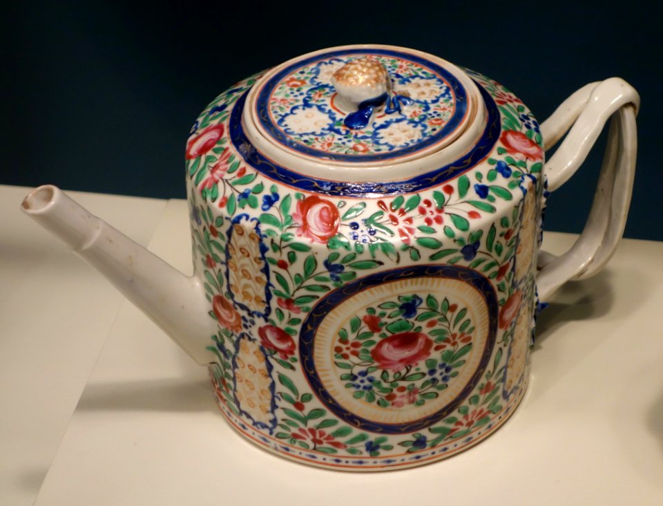 Teapot with flower and nightingale motif, Chinese porcelain, 1800-1840 - Winterthur Museum - DSC01508