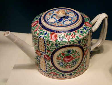 Teapot with flower and nightingale motif, Chinese porcelain, 1800-1840 - Winterthur Museum - DSC01508