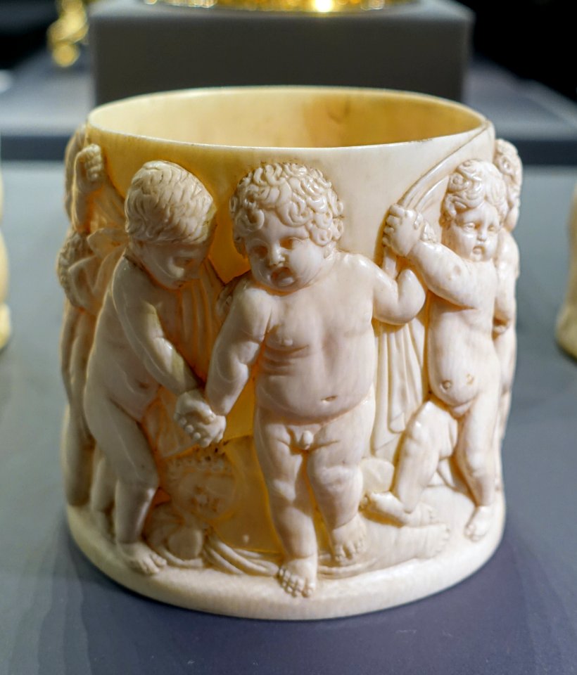 Tankard base with toddler bacchanal, Johann Jakob Betzoldt workshop, Schwabisch Hall, c. 1670-1680, ivory - - Hessisches Landesmuseum Darmstadt - Darmstadt, Germany - DSC00496