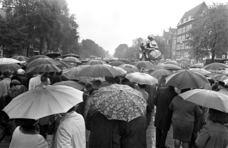 Tegen de achtergrond van het onthulde beeld ter nagedachtenis aan Bredero staan , Bestanddeelnr 921-7182