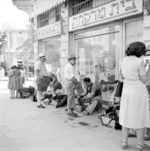 Tel Aviv Schoenpoetsers in aktie op straat voor de gevel van een apotheek, Bestanddeelnr 255-1323