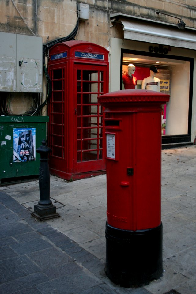 Telefonzelle und Postkasten in Valletta