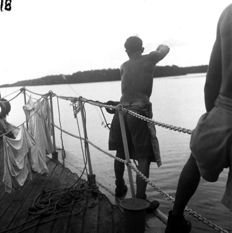 Telefoonkabels leggen op zee Een bemanningslid, Bestanddeelnr 8039