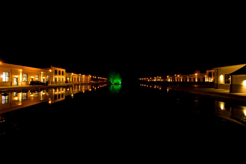 Teich an der Messe Dresden bei Nacht
