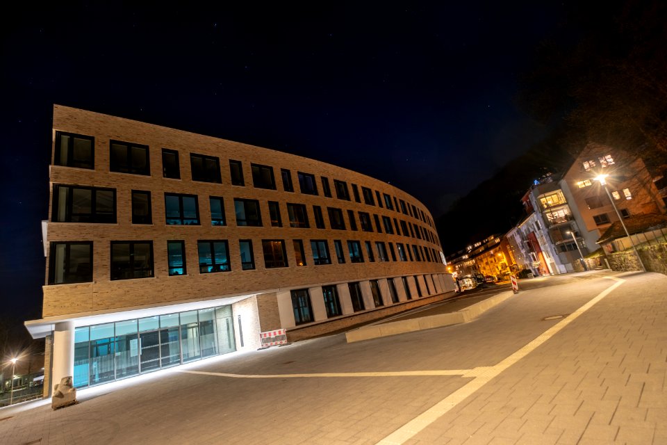 Technisches Rathaus Tübingen von der Brunnenstraße bei Nacht 2019