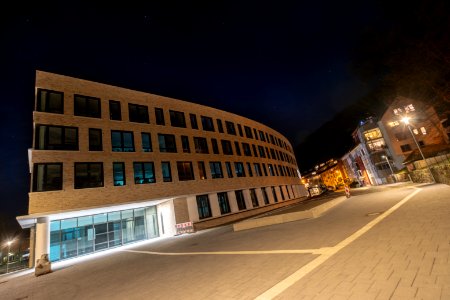 Technisches Rathaus Tübingen von der Brunnenstraße bei Nacht 2019