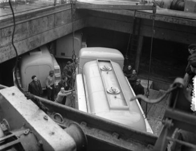 Tankauto voor Indonesie inladen aan boord Ms. Mermidon, Bestanddeelnr 906-1360