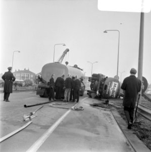Tankauto van Mobil is gekanteld, hoek Middenweg, Gooiseweg bij Diemen te Amsterd, Bestanddeelnr 922-1449