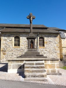 Teilhet (Puy-de-Dôme) croix à coté de l'église