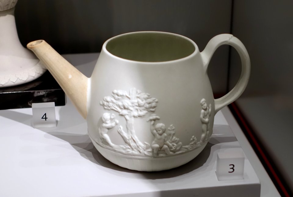 Teapot with cupids at play, c. 1785, white jasper - Wedgwood Museum - Barlaston, Stoke-on-Trent, England - DSC09613
