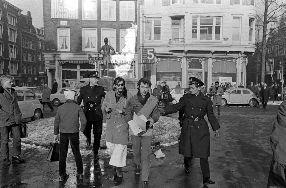 Tegen alle Oranje-comitees, de provo's op weg naar bureau Singel, hier nog bij h, Bestanddeelnr 918-6946