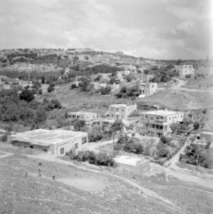 Tegen heuvels aangebouwde huizen en gebouwen van Nazareth, op de voorgrond een t, Bestanddeelnr 255-3225
