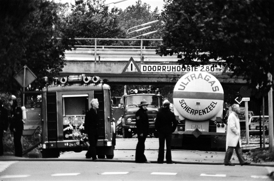 Tankauto met propaangas vast en lek onder viaduct in Badhoevedorp bij A9, Bestanddeelnr 929-9492
