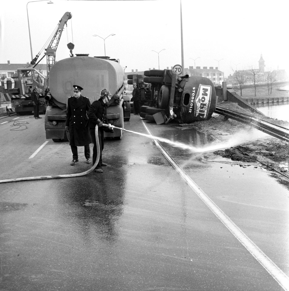 Tankauto Mobil is gekanteld, hoek Middenweg-Gooiseweg bij Diemen te Amsterdam, b, Bestanddeelnr 922-1443