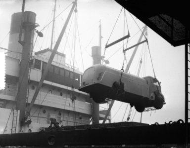 Tankauto voor Indonesie inladen aan boord Ms. Mermidon, Bestanddeelnr 906-1359