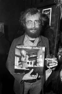 Tekstschrijver Hans Dorrestijn heeft LP gemaakt en geintroduceerd in cafe de Fle, Bestanddeelnr 927-4788