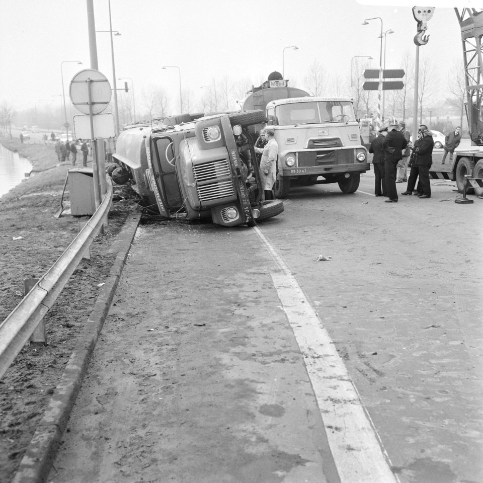 Tankauto van Mobil is gekanteld, Middenweg-Gooiseweg, eind-beginpunt van autosne, Bestanddeelnr 922-1447