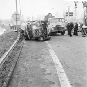 Tankauto van Mobil is gekanteld, Middenweg-Gooiseweg, eind-beginpunt van autosne, Bestanddeelnr 922-1447