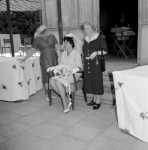 Tel Aviv. Huwelijkssluiting. De bruid van wie de sluier is teruggeslagen samen m, Bestanddeelnr 255-1991