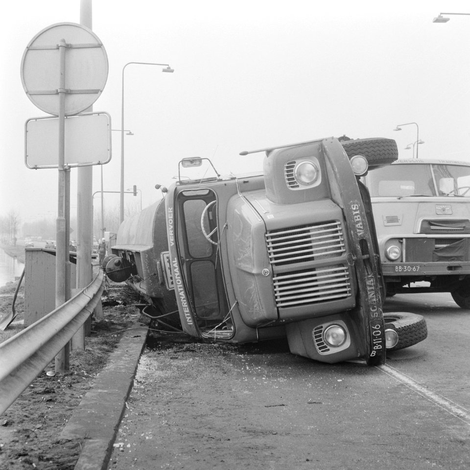 Tankauto van Mobil is gekanteld, hoek Middenweg, Gooiseweg bij Diemen te Amsterd, Bestanddeelnr 922-1446