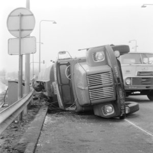 Tankauto van Mobil is gekanteld, hoek Middenweg, Gooiseweg bij Diemen te Amsterd, Bestanddeelnr 922-1446