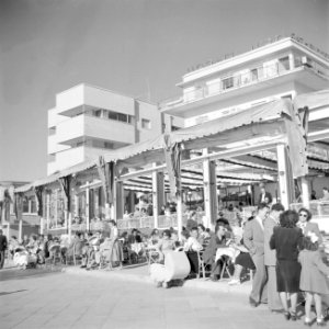Tel Aviv. Sabbatochtend bij een druk bezocht cafe aan de boulevard met op het st, Bestanddeelnr 255-1352