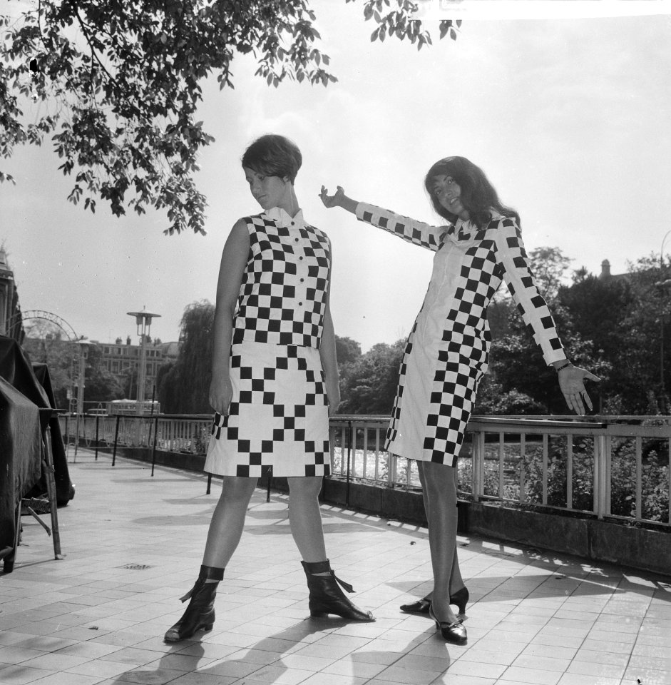 Teenbeat Look 1966, zwart-wit geblokt dessin van couturie Henk Wichers, Bestanddeelnr 918-1850
