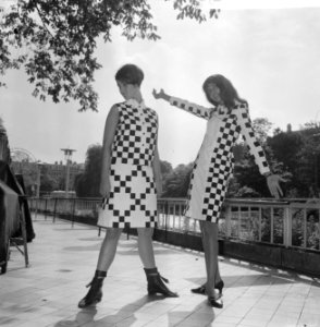 Teenbeat Look 1966, zwart-wit geblokt dessin van couturie Henk Wichers, Bestanddeelnr 918-1850