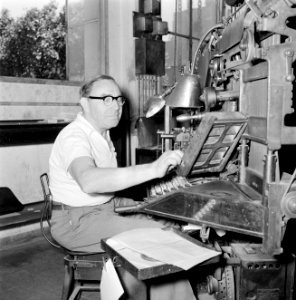 Tel Aviv. Typograaf aan het werk achter een linotype zetmachine in de drukkerij , Bestanddeelnr 255-1879 photo