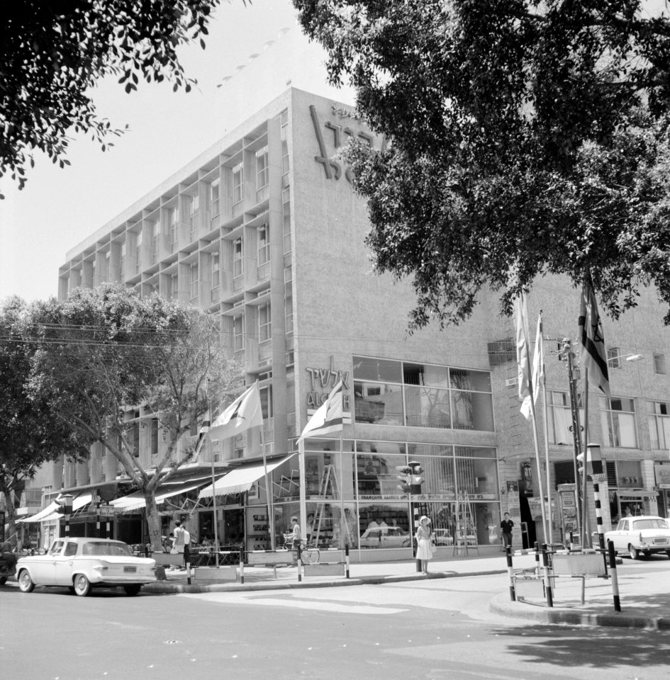 Tel Aviv Flatgebouw met gelijkvloers om de boekhandel Alcheh Op de trottoirs, Bestanddeelnr 255-1721