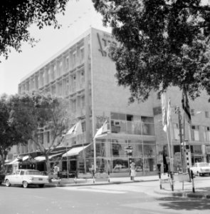 Tel Aviv Flatgebouw met gelijkvloers om de boekhandel Alcheh Op de trottoirs, Bestanddeelnr 255-1721